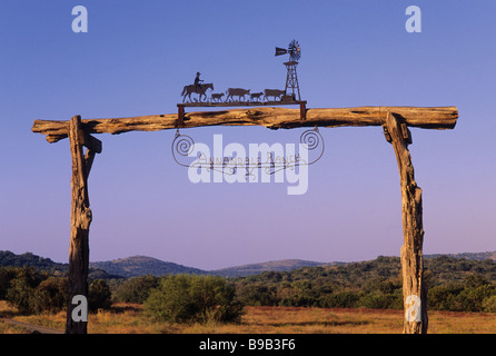 Schmiedeeisen-Schild am Holz Tor am Eingang, im Rio Frio Valley ranch im Hill Country 20 Meilen nördlich von Uvalde, Texas USA Stockfoto