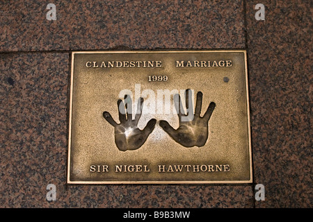 Filmstars bronze Handabdrücke am Leicester Square, London, UK Stockfoto