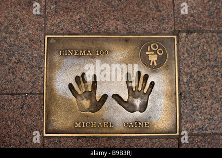 Filmstars bronze Handabdrücke am Leicester Square, London, UK Stockfoto