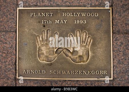 Filmstars bronze Handabdrücke am Leicester Square, London, UK Stockfoto