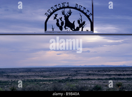 Schmiedeeisernes Schild am Ranch Gate bei Sonnenaufgang, Edwards Plateau, Val Verde County, Texas, USA Stockfoto