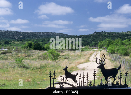 Wrought Eisen Schild am Eingang der Ranch in der Nähe von Bracketville auf FM 334 Autobahn bei Edwards Plateau in Kinney County Texas USA Stockfoto