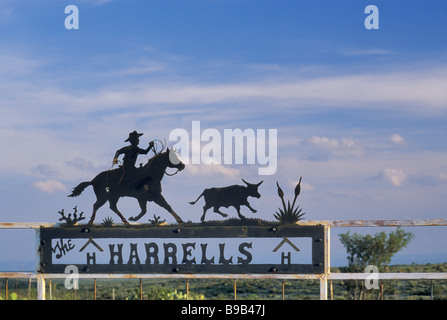 Schmiedeeisen unterzeichnen am Ranch Eingang in der Nähe von Sanderson bei uns 90 Autobahn im Stockton Plateau in Terrell County Texas USA Stockfoto