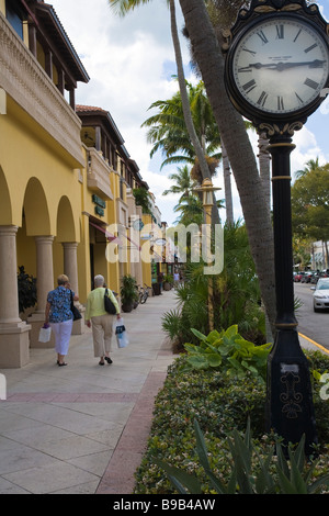 Shopper in Olde Naples 5th Avenue Restaurant Einkaufsviertel von Naples Florida Stockfoto