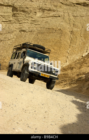 Geländewagen fahren Offroad Land Rover Expedition auf den Mount Sedom in der Judäischen Wüste einmal ein Meeresboden Stockfoto