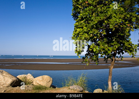 Blick auf Playa Cocal von Quepos Playa in Costa Rica. Stockfoto