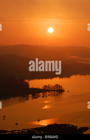 Sonnenaufgang über dem Lake Windermere, Loughrigg Fell entnommen Stockfoto