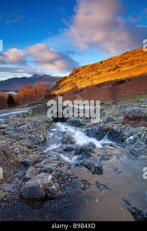 Ashness Brücke über Barrow Beck in Borrowdale im englischen Lake District National Park an einem Frühlingsabend. Stockfoto