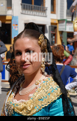 Fallera in traditioneller Kleidung, Las Fallas Fiesta, Dia de San Jose, Spanien, Denia, Provinz Alicante, Comunidad Valenciana Stockfoto