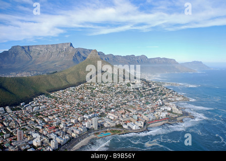 Antenne, erschossen von einem Huey Hubschrauber, der Atlantikküste von Kapstadt, Südafrika Stockfoto