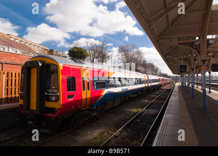 Ein Zug warten am Bahnhof in Norwich, Norfolk, Großbritannien Stockfoto