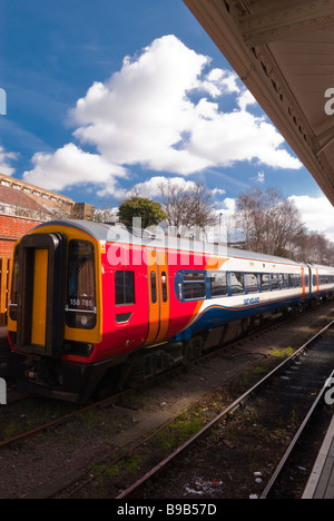 Ein Zug warten am Bahnhof in Norwich, Norfolk, Großbritannien Stockfoto