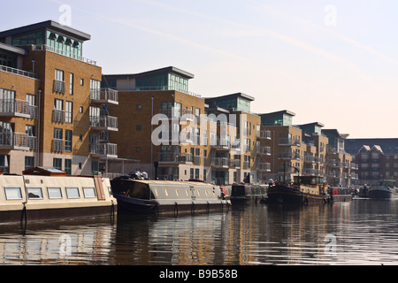 Boote in der Nähe von Apartment-Hochhäuser in Brentford, Lonon auf der Grand Union Canal/Fluss-Brent angedockt Stockfoto