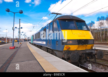 Ein National Express Zug warten am Bahnhof in Norwich, Norfolk, Großbritannien Stockfoto