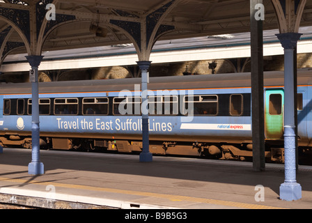 Ein National Express Zug warten am Bahnhof in Norwich, Norfolk, Großbritannien Stockfoto