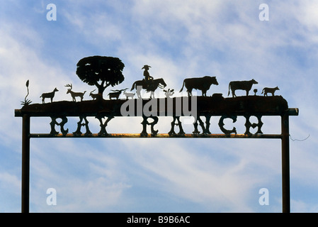 Schmiedeeisen-Schild am Ranch Eingang FM 189 Road in der Nähe von Sonora im Edwards Plateau in Sutton County Texas USA Stockfoto