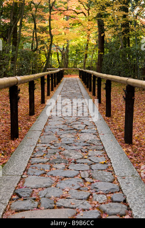 Pfad zu einem Zengarten im Daitokuji Kyoto Japan Stockfoto