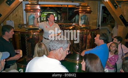 Reiseführer beschreibt Herstellungsprozesse Besucher Maker Mark Destillerie Loretto Kentucky USA Stockfoto