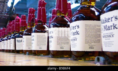 Rotes Wachs oberen Bourbon Flaschen am Fließband Maker Mark Destillerie Loretto Kentucky USA Stockfoto