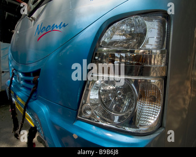 die vorderen Scheinwerfer Cluster von einem modernen Reisebus in Indien Stockfoto