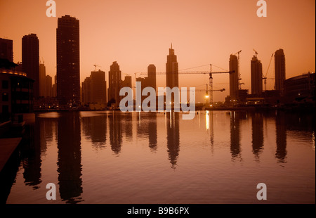 Dubai City Skyline im Sonnenuntergang Stockfoto