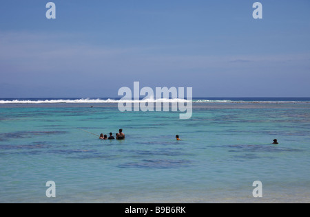 Polynesische Familie Angeln im Pazifischen Ozean - Rarotonga-Cook-Inseln, Polynesien, Oceania Stockfoto