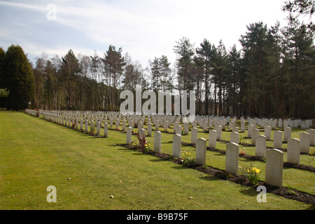 Ein Blick über britische Grabsteine im Royal Hospital (Chelsea Pensionär) Abschnitt der Brookwood Militärfriedhof, Woking. Stockfoto