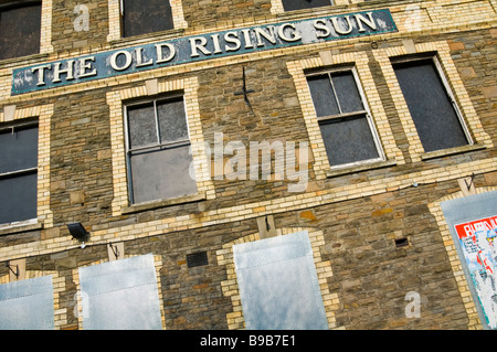 Mit Brettern vernagelt Pub THE OLD RISING SUN in Newport South Wales UK Stockfoto