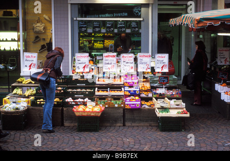 Obst und Gemüse einkaufen Karlsruhe Deutschland Februar 2009 Stockfoto