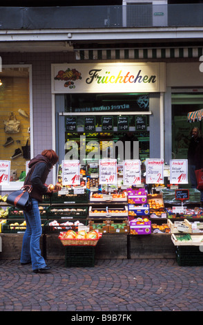 Obst und Gemüse einkaufen Karlsruhe Deutschland Februar 2009 Stockfoto