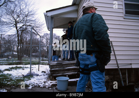 Offiziere von Wayne County Sheriffs und Detroit Police Department ausführen einen Haftbefehl in Detroit Michigan/USA Stockfoto