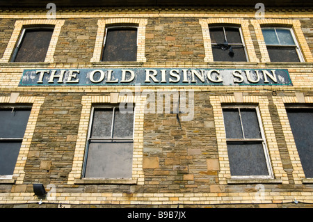 Mit Brettern vernagelt Pub THE OLD RISING SUN in Newport South Wales UK Stockfoto