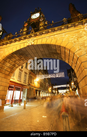 Von Chester, England. Nachtansicht des Eastgate und Eastgate Clock mit Weihnachten Straßenlaternen und Dekorationen. Stockfoto