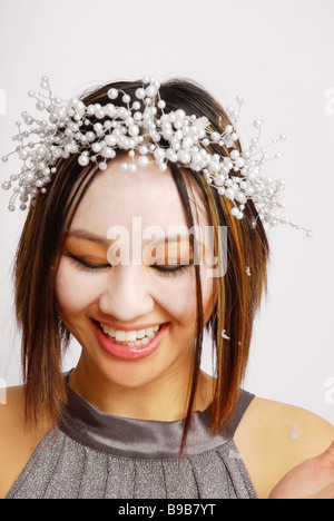 Asiatische Frau in Winterkleidung gekleidet Stockfoto
