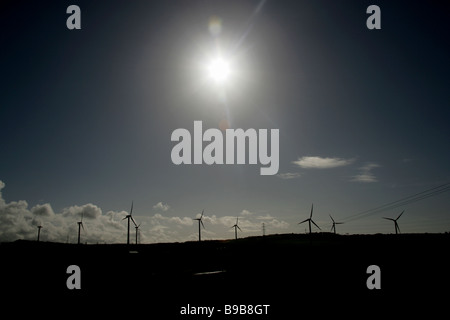 Seenplatte, Cumbria. Silhouette Ansicht von Windkraftanlagen Bauernhof östlich von Worthington, Moor unterwegs. Stockfoto