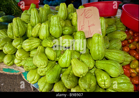 Chayote (Sechium Edule) an tropische Früchte-Markt, La Réunion, Frankreich | Cayote (Sechium Edule) Auf Einem Markt in La Réunion Stockfoto