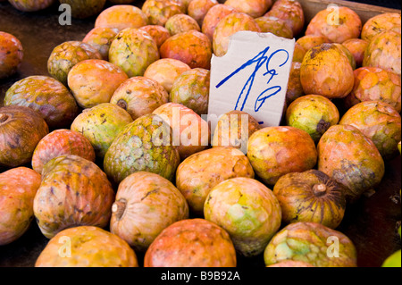 Tropische Früchte, Cherimoya (Annona Cherimola) Markt, Saint-Denis, La Réunion Frankreich | Tropische Früchte, Cherimoya Auf Markt Stockfoto