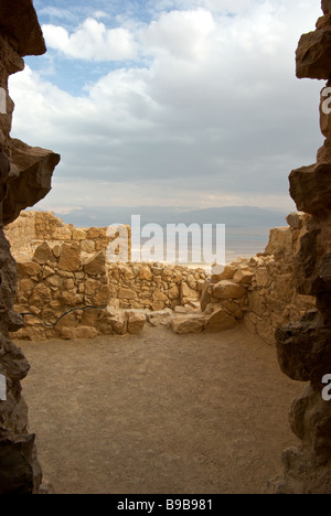 Teilweise restaurierten Überreste der Zimmer mit spektakulärem Blick des Toten Meeres von König Herodes private Palast Festung auf große mesa Stockfoto