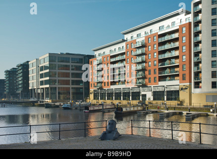 Mackenzie House und Mumtaz Indian Restaurant, Clarence Dock, Leeds, West Yorkshire, England UK Stockfoto