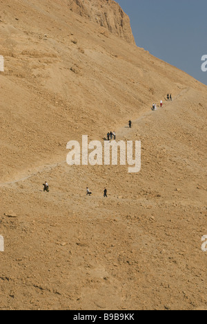 Wanderer klettern Masada alte Festung am östlichen Rand der Juda oder Judäische Wüste in Israel. Stockfoto