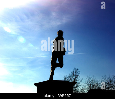 Statue von William Webb Ellis (1806-1872) außerhalb der Rugby School, Rugby, Warwickshire Stockfoto