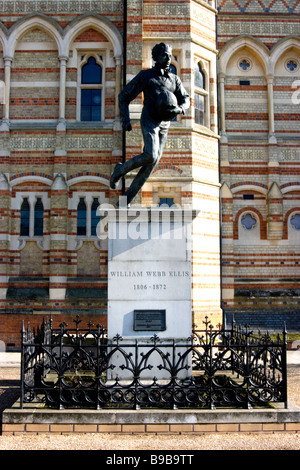 Statue von William Webb Ellis (1806-1872) außerhalb der Rugby School, Rugby, Warwickshire (Bildhauer: Graham Ibbeson) Stockfoto