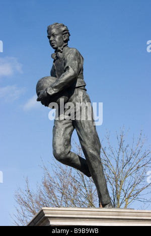 Statue von William Webb Ellis (1806-1872) außerhalb der Rugby School, Rugby, Warwickshire Stockfoto