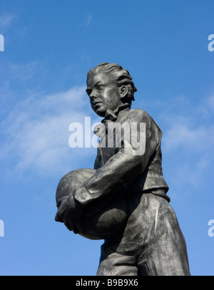 Statue von William Webb Ellis (1806-1872) außerhalb der Rugby School, Rugby, Warwickshire (Bildhauer: Graham Ibbeson) Stockfoto