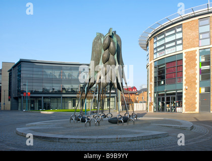 Sanierung bei Brauerei Wharf, Leeds, West Yorkshire, England UK, einschließlich Skulptur namens "Geschichtsträchtige Schiffe" Stockfoto