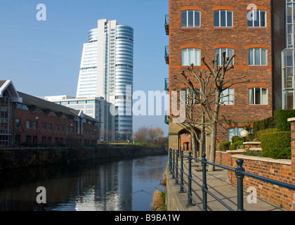 Suche entlang der Leeds & Liverpool Canal zum glänzenden Turm, Bridgewater Place in Leeds, West Yorkshire, England UK Stockfoto