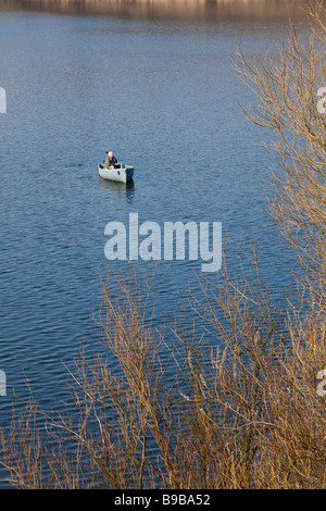 Einsamer Fliegenfischer in einem Boot auf den See Stockfoto