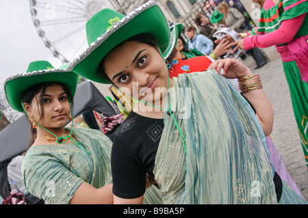 Indischen "Bollywood" Tänzer vorzubereiten für St. Patricks Day Parade außerhalb der Belfast City Hall
