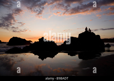 Paar den Sonnenuntergang auf Silhouette Felsen im Manuel Antonio National Park in Costa Rica. Stockfoto