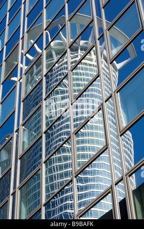 Westend Tower in Frankfurt, zentrale der DZ Bank, spiegelt sich in der Glasfassade ein weiteres Bürogebäude Stockfoto